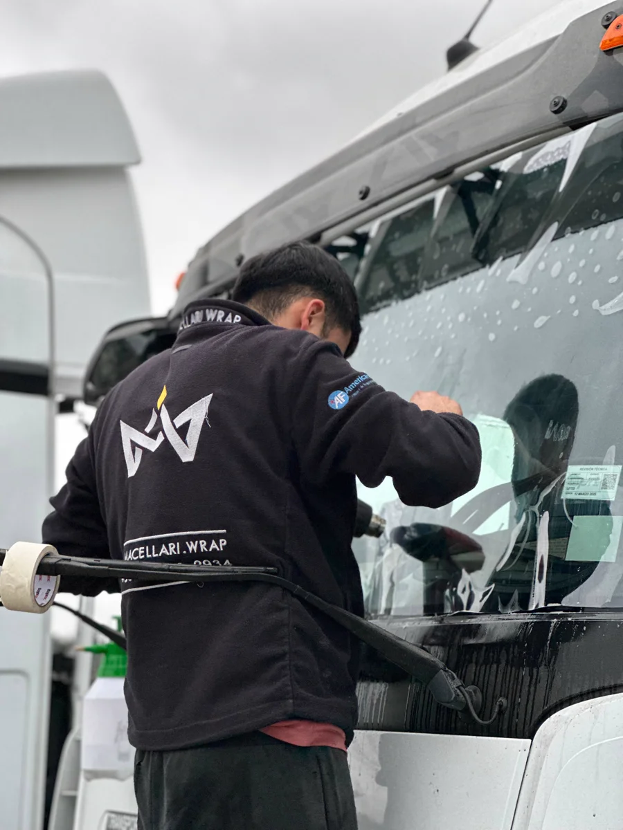 Camioneta de trabajo intervenida en el taller de Macellari Wrap Quillota